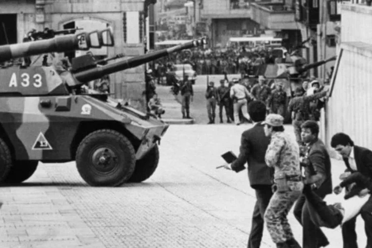 A tomada do Palácio da Justiça em Bogotá, em 6 de novembro de 1985 (INTERCONTINENTALE/AFP/Arquivos)