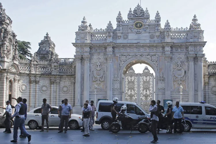 
	Pal&aacute;cio Dolmabah&ccedil;e ap&oacute;s ataque, em Istambul: duas pessoas atacaram a guarita onde ficam os policiais que protegem o edif&iacute;cio, que costuma ser visitado por muitos turistas
 (Reuters/ Murad Sezer)