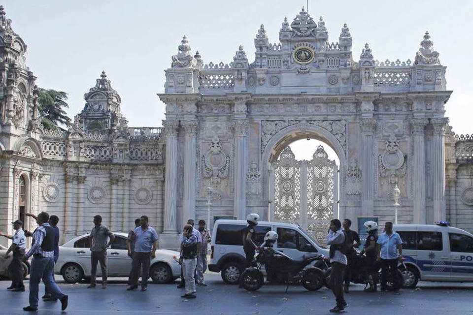 Homens disparam contra guardas do palácio Dolmabahçe