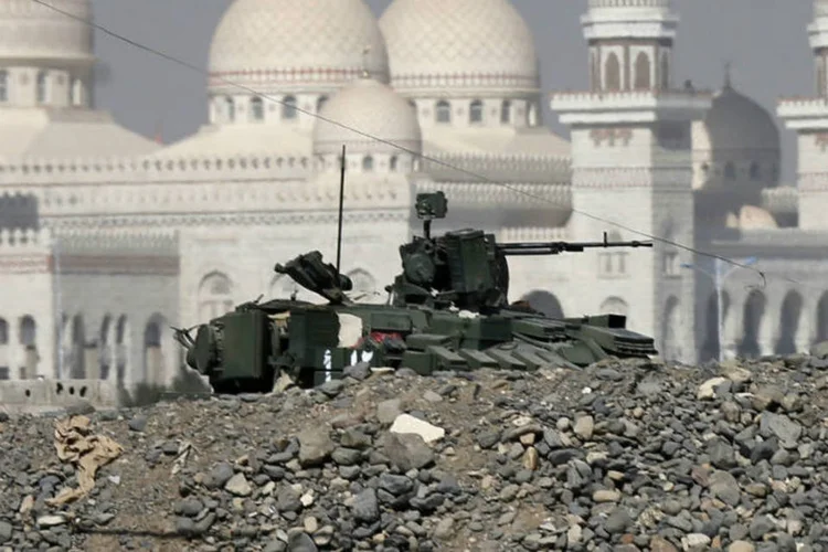 Veículo militar e palácio presidencial: governo irá atender aos pedidos dos rebeldes (Khaled Abdullah/Reuters)