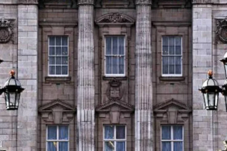 O Palácio de Buckingham, no centro de Londres: no palácio, residência principal de Elizabeth II, boa parte dos 775 cômodos não vê uma reforma em 60 anos (Carl Court/AFP)