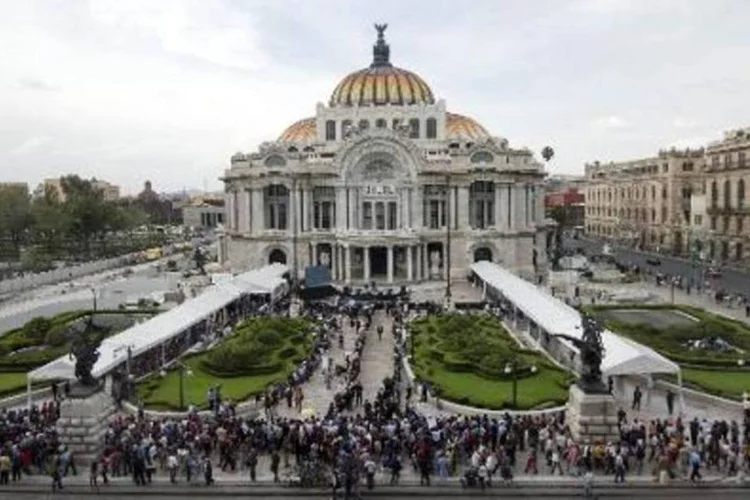 Pessoas ao redor do Palácio das Belas Artes, México, para homenagem a Gabriel García Márquez: as homenagens prosseguem nesta terça-feira em Bogotá (Alfredo Estrella/AFP)