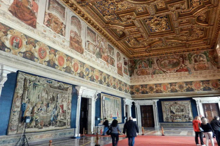 
	Pal&aacute;cio Quirinal, sede da presid&ecirc;ncia da It&aacute;lia, em Roma: Alguns espa&ccedil;os podiam ser visitados apenas aos domingos
 (Geobia/Wikimedia Commons)