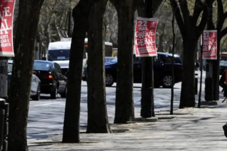 Palavras como "Manifestação", "Greve geral", "Basta!" eram lidas nos cartazes presos em Lisboa nos últimos dias
 (Francisco Leong/AFP)