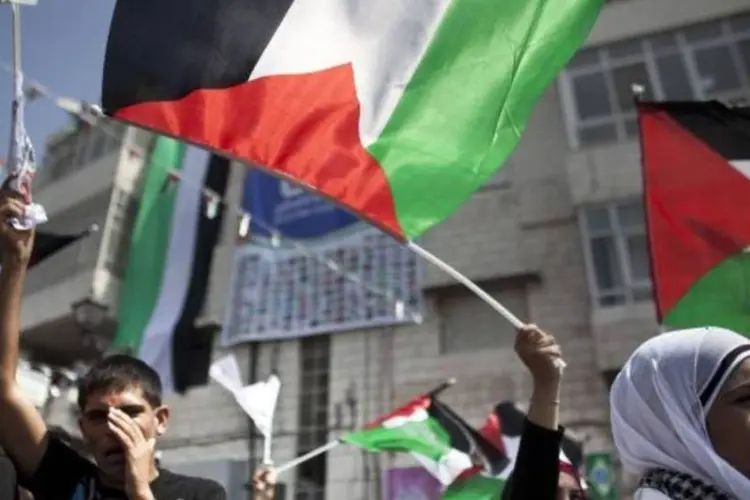 Os participantes da concentração agitavam bandeiras nacionais palestinas e as verdes do grupo islamita palestino Hamas (Uriel Sinai/Getty Images)