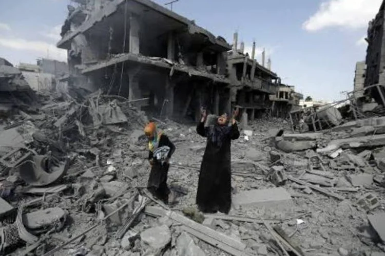 
	Palestina entre pr&eacute;dios destru&iacute;dos em Gaza: exame preliminar serve para determinar se existe uma &quot;base razo&aacute;vel&quot; para iniciar investiga&ccedil;&atilde;o
 (Mohammed Abed/AFP)