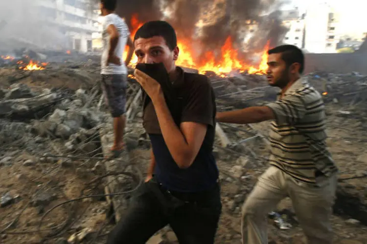
	Palestinos fogem do fogo em Gaza: representantes de 40 pa&iacute;ses criticaram Israel
 (REUTERS/Suhaib Salem)