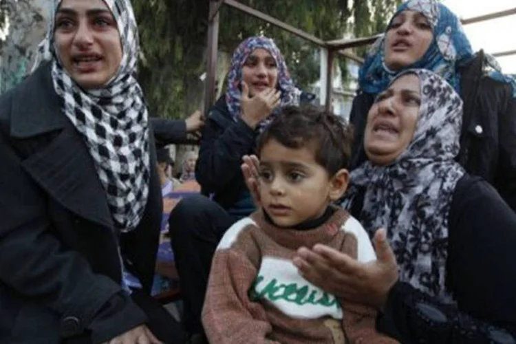
	Mulheres palestinas se preparam para evacua&ccedil;&atilde;o: &quot;se seguirem as regras do Tsahal (Ex&eacute;rcito de Israel), os civis ficar&atilde;o protegidos de qualquer incidente&quot;, diz o panfleto
 (Mohammed Abed/AFP)