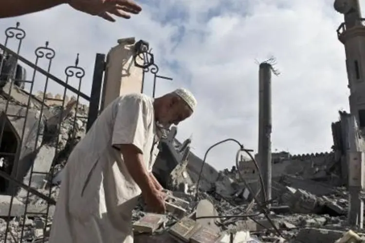 Palestino em uma mesquita parcialmente destruída no norte da Faixa de Gaza (Roberto Schmidt/AFP)