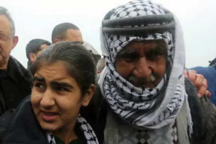 Malak al-Khatib é recebida por seu pai após a libertação: a prisão atraiu os meios de comunicação à porta da casa de sua família e chamou mais atenção da opinião pública por se tratar de uma menina (Jaafar Ashtiyeh/AFP)