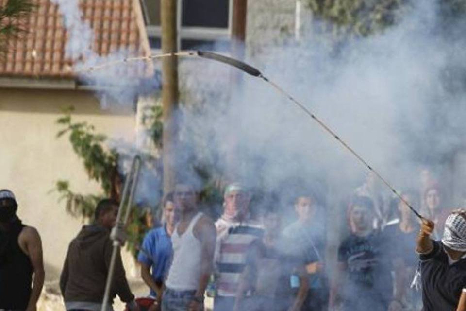 Palestinos entram em confronto com a polícia em Al-Aqsa