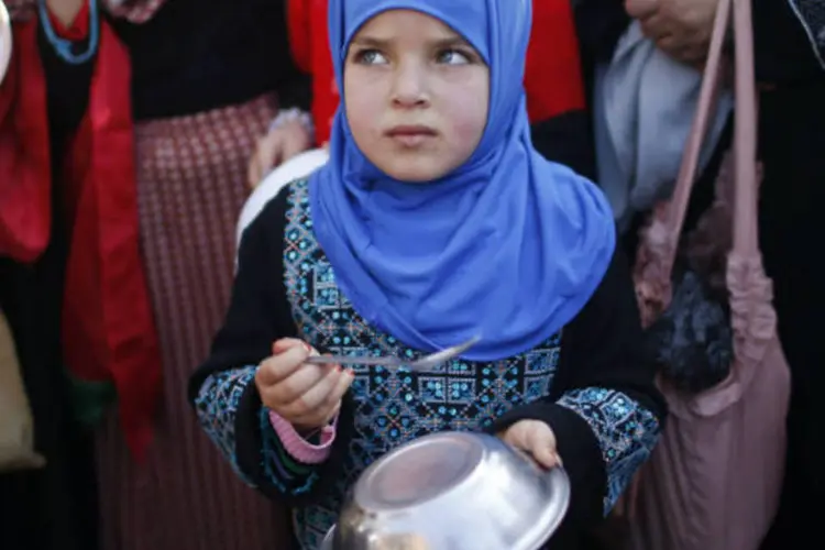 
	Menina palestina em ato de solidariedade ao campo de refugiados de Yarmouk, S&iacute;ria:&nbsp;750 pacotes de alimentos&nbsp;foram repartidos&nbsp;entre a popula&ccedil;&atilde;o
 (Mohammed Salem/Reuters)