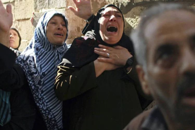 
	Palestinos em um funeral de um dos mortos: militantes indicaram na noite de segunda-feira que est&atilde;o dispostos a uma tr&eacute;gua
 (Mohammed Salem/Reuters)