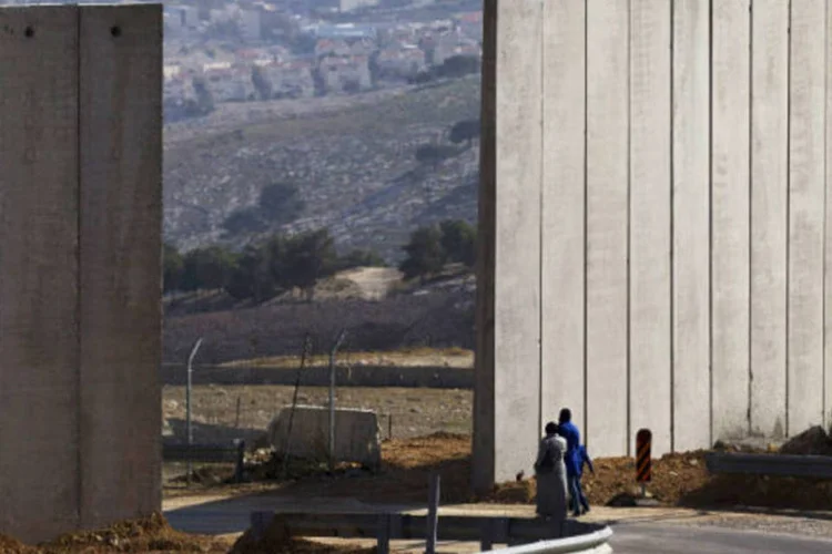 
	A citada celebra&ccedil;&atilde;o coincide neste ano com a Semana Santa cat&oacute;lica e ortodoxa, uma data na qual v&aacute;rios crist&atilde;os palestinos desejam viajar para Jerusal&eacute;m
 (REUTERS/Ronen Zvulun)