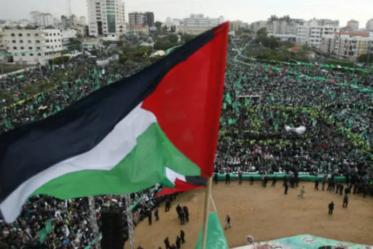 
	Bandeira palestina &eacute; vista durante comemora&ccedil;&otilde;es do anivers&aacute;rio do Hamas:&nbsp;presidente palestino prometeu que submeter&aacute; qualquer acordo negociado com Israel a referendo
 (REUTERS/Suhaib Salem)