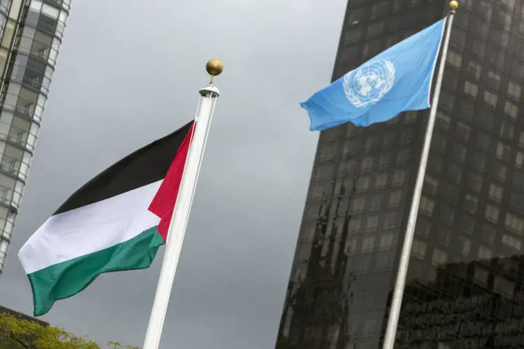 
	A bandeira da Palestina ao lado da bandeira das Na&ccedil;&otilde;es Unidas, ap&oacute;s ser erguida pelo presidente da ANP durante cerim&ocirc;nia em Nova York
 (REUTERS/Andrew Kelly)