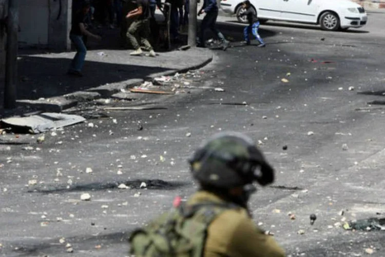 
	Membro do ex&eacute;rcito israelense em confronto com palestinos em Hebron: a muni&ccedil;&atilde;o pode provocar inc&ecirc;ndios muito dif&iacute;ceis de controlar, pois o f&oacute;sforo pode ser consumido durante dias
 (AFP / Hazem Bader)