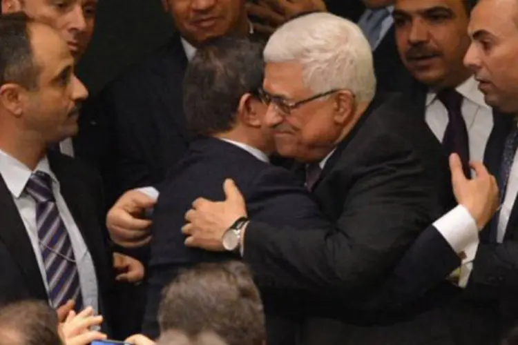 
	Mahmud Abbas abra&ccedil;a o chanceler turco, Ahmet Davutoglu, no dia 29 de novembro de 2012, ap&oacute;s an&uacute;ncio do reconhecimento da Palestina como Estado observador da ONU
 (Stan Honda/AFP)