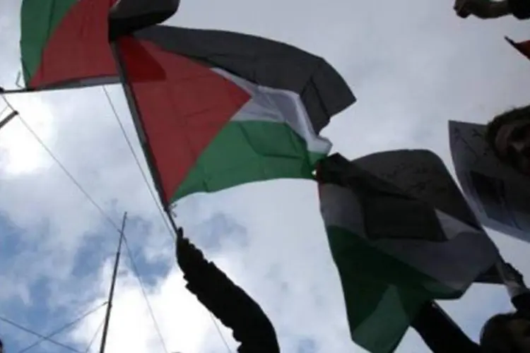
	Palestinos agitam bandeiras durante manifesta&ccedil;&atilde;o em Ramallah, Cisjord&acirc;nia: v&aacute;rios atos comemorativos foram organizados
 (Abbas Momani/AFP)