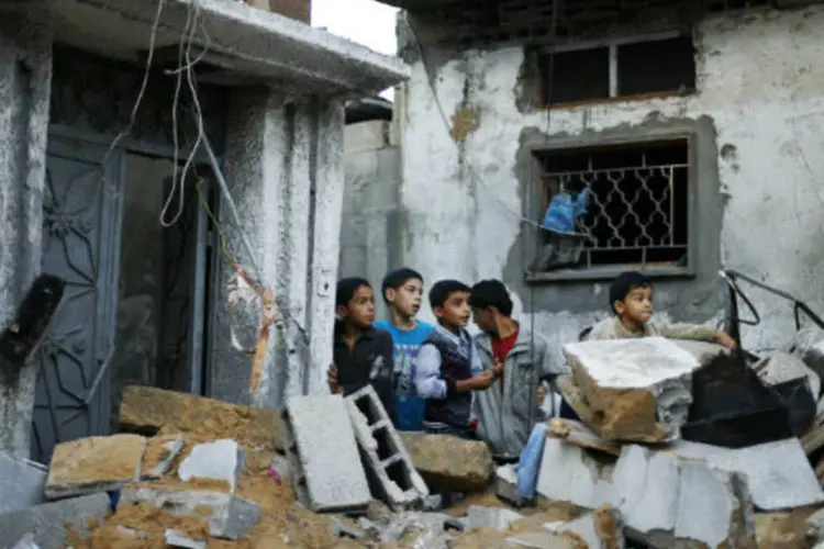 
	Garotos palestinos na casa da fam&iacute;lia destru&iacute;da por um ataque a&eacute;reo israelense na Faixa de Gaza: mais de cem pessoas morreram desde o come&ccedil;o dos confrontos
 (REUTERS / Suhaib Salem)