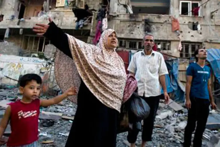
	Fam&iacute;lia palestina abandona casa ap&oacute;s ataque a&eacute;reo israelense na cidade de Gaza
 (Mohammed Abed/AFP)