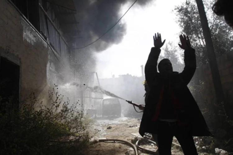 
	Bombeiros tentam apagar o fogo de uma f&aacute;brica: o l&iacute;der comparou o atual conflito de Gaza com o do ano de 2008, que aconteceu semanas antes das elei&ccedil;&otilde;es em Israel
 (Ahmed Zakot/Reuters)