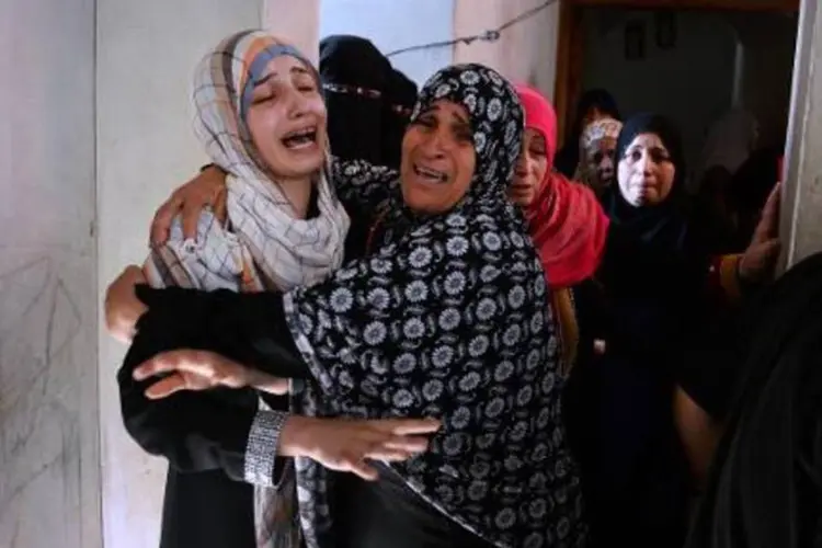 Palestinas lamentam a morte de um parente, alvejado por uma ataque aéreo israelense horas antes do cessar-fogo (Roberto Schmidt/AFP)