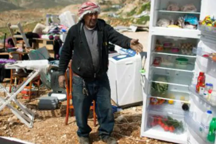 
	Palestinos recolhem pertences ap&oacute;s terem suas casas demolidas por Israel: comunidade internacional considera coloniza&ccedil;&atilde;o ilegal e obst&aacute;culo para conclus&atilde;o de acordo de paz
 (AFP/Arquivos)