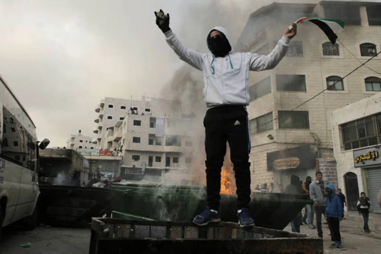 
	Palestino contra pol&iacute;cia de Israel: Jerusal&eacute;m sofre com escalada de tens&otilde;es entre &aacute;rabes e judeus
 (Ammar Awad/Reuters)