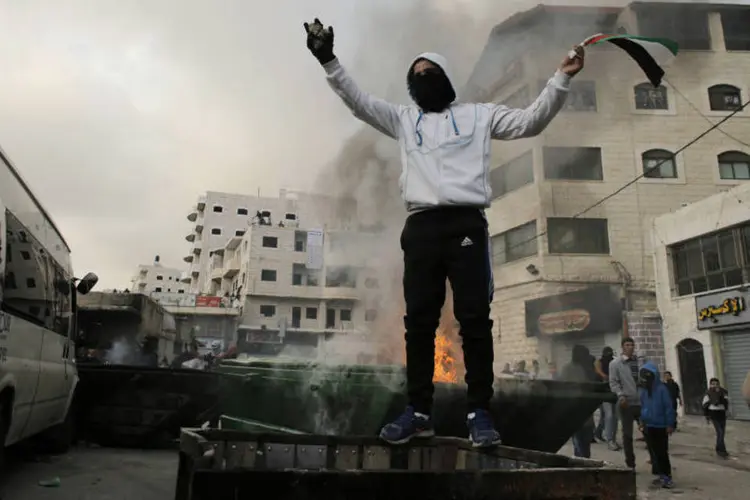 Palestino contra polícia de Israel: Jerusalém sofre com escalada de tensões entre árabes e judeus (Ammar Awad/Reuters)