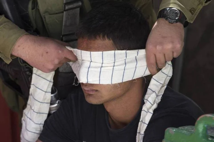 Soldado israelense detém palestino: Ministério acusou Israel de aplicar punição coletiva sobre os palestinos no território (Baz Ratner)