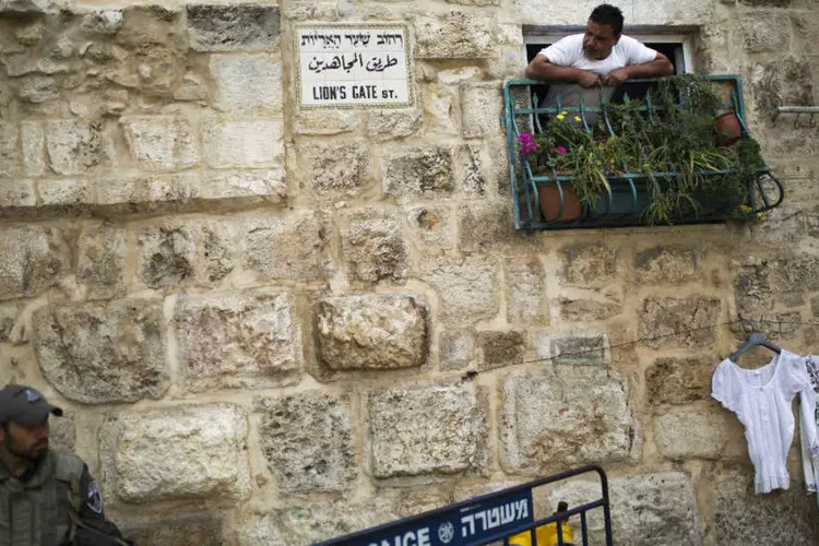 Palestino e policial israelense: Jerusalém Oriental abriga locais sagrados judaicos, cristãos e muçulmanos (Amir Cohen/Reuters)