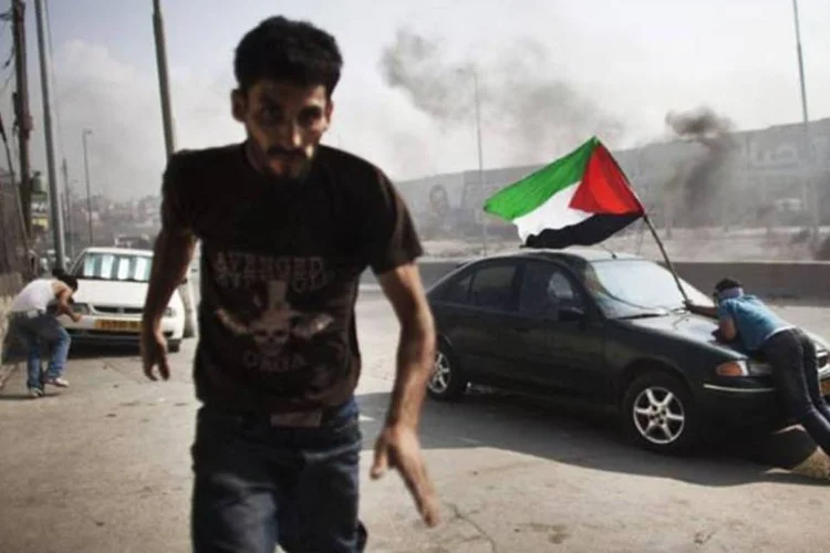 Palestino foge da polícia israelense após os confrontos: o Ministério das Relações Exteriores israelense não acredita que o Hamas tenha modificado suas posições (Uriel Sinai/Getty Images)