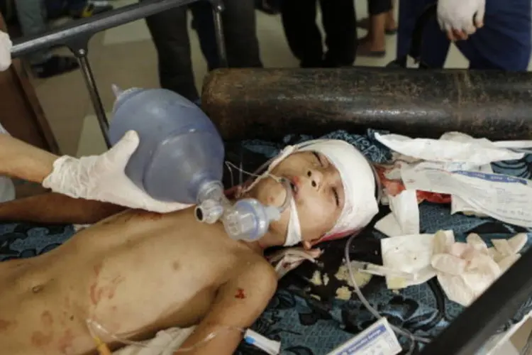 Criança palestina é atendida em Gaza após ataque israelense (AFP/Getty Images)