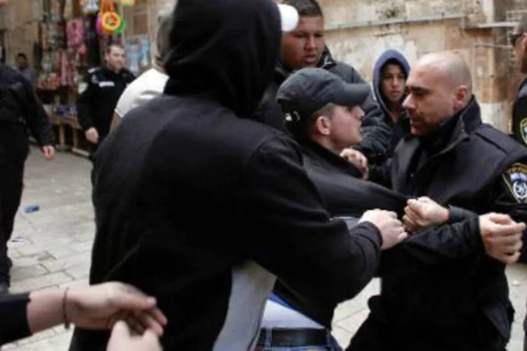 Palestinos enfrentam forças israelenses em Jerusalém: polícia usou bombas de efeito moral, mas não gás lacrimogêneo, disse porta-voz (Ahmad Gharabli/AFP)