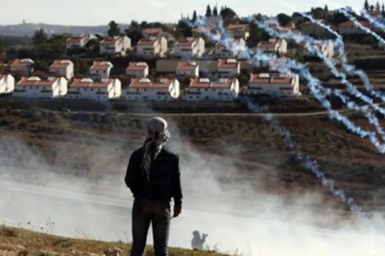 Palestino observa expansão dos assentamentos israelenses (©AFP / Abbas Momani)