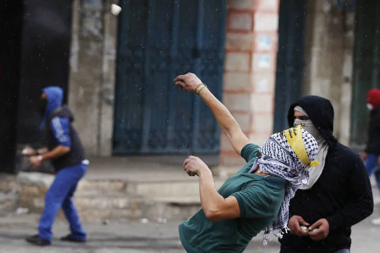 
	Palestino joga pedra: viol&ecirc;ncia em Israel e nos Territ&oacute;rios Palestinos tem aumentando nos &uacute;ltimos meses
 (Ammar Awad/Reuters)