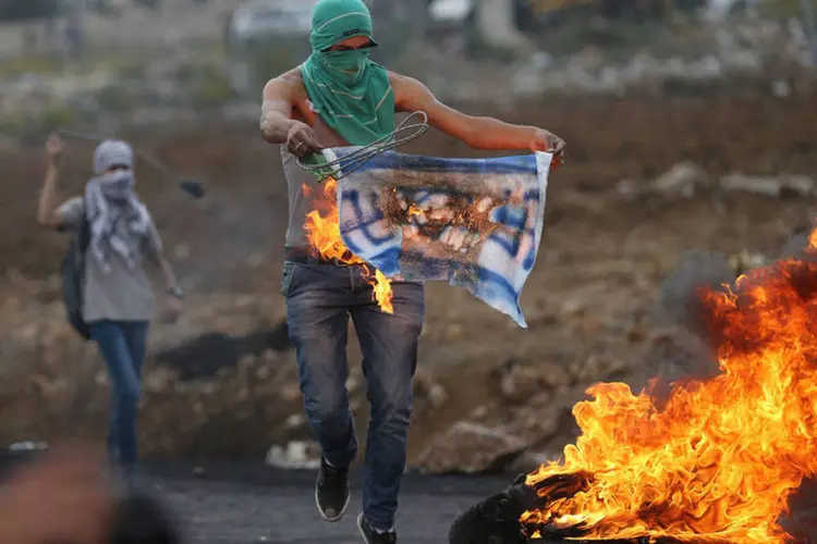 
	Palestino queima bandeira de Israel: segundo ex&eacute;rcito israelense, soldados tentavam &quot;controlar&quot; motim na cidade de Beit Fajar
 (Reuters / Mohamad Torokman)