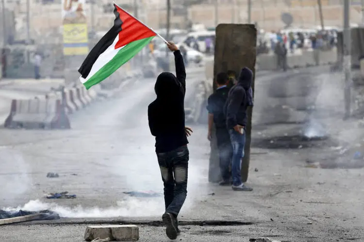 
	Protesto contra ex&eacute;rcito israelense na Cisjord&acirc;nia: segundo testemunhas, um palestino foi baleado na cabe&ccedil;a por um agente israelense infiltrado entre os manifestantes
 (Reuters / Mohamad Torokman)