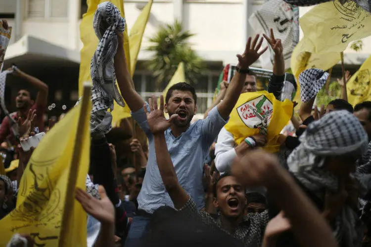 Palestinos apoiadores do Fatah durante 10º aniversário da morte do líder Yasser Arafat (Suhaib Salem/Reuters)