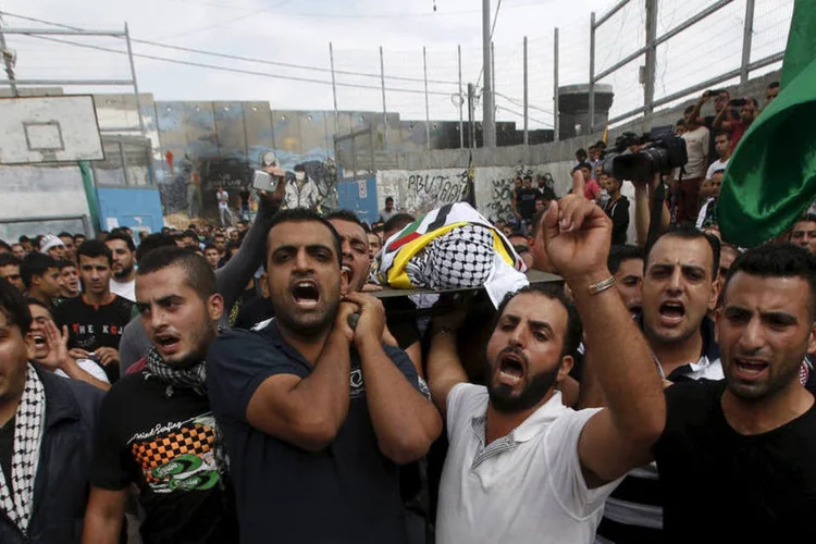 
	Palestinos carregam corpo de crian&ccedil;a morta pelo ex&eacute;rcito de Israel: &quot;Tudo o que estamos vivendo requer uma solu&ccedil;&atilde;o pol&iacute;tica, Israel n&atilde;o quer solucion&aacute;-la, e este c&iacute;rculo de viol&ecirc;ncia continuar&aacute;&quot;
 (Reuters / Mussa Qawasma)