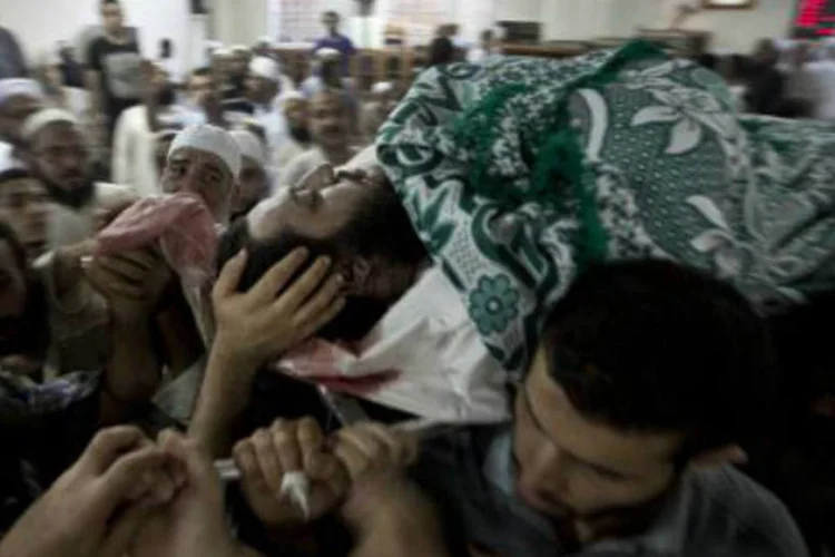 Palestinos carregam corpo: 70% das mortes palestinas são de civis, diz ONU (AFP)