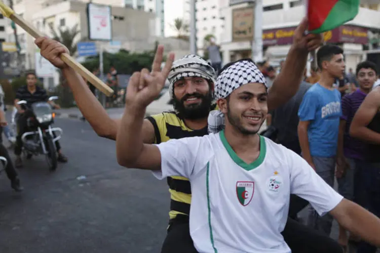 
	Palestinos celebram cessar-fogo: disparos comemorativos mataram uma pessoa
 (Suhaib Salem/Reuters)