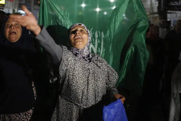 Palestinos comemoram o que dizem ter sido uma vitória de Gaza contra Israel, após o início de um cessar-fogo (Mohamad Torokman/Reuters)