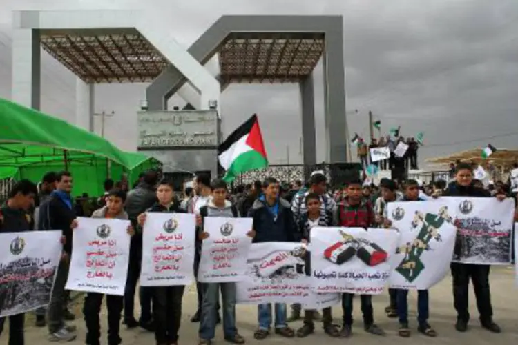 Palestinos protestam pela abertura de passagem no Egito (Said Khatib/AFP)