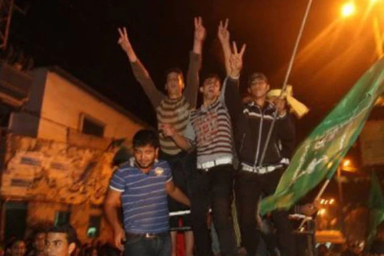 
	Palestinos comemoram tr&eacute;gua em Rafah, no sul da Faixa de Gaza: muitos palestinos, especialmente os jovens, desfilaram a bordo de autom&oacute;veis
 (Said Khatib/AFP)