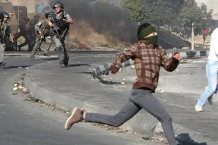 
	Ativistas palestinos enfrentam soldados israelenses em Nablus: a opera&ccedil;&atilde;o surpreendeu pela sua magnitude
 (Jaafar Ashtiyeh/AFP)