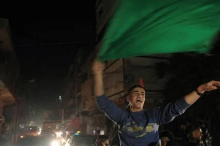 
	Palestinos comemoram tr&eacute;gua com Israel: o cessar-fogo que entrou em vigor na noite desta quarta-feira, ap&oacute;s esfor&ccedil;os diplom&aacute;ticos realizados por Egito e EUA
 (Mahmud Hams/AFP)