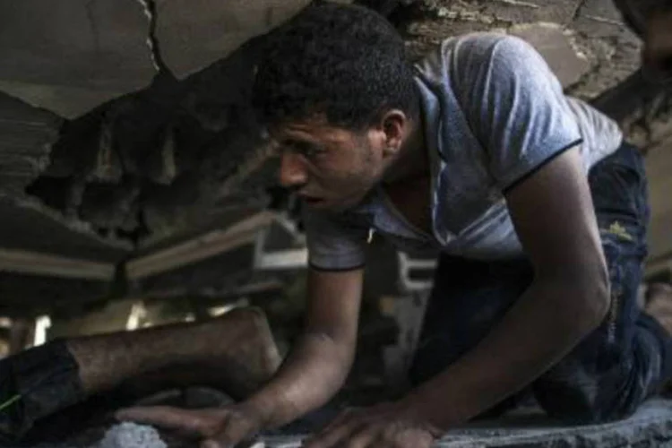 Palestino procura sobreviventes: estão previstas negociações no Cairo, disse funcionário egípcio (AFP)