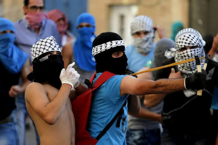 
	Palestinos protestam e jogam pedras contra pol&iacute;cia israelense: mais cedo, um judeu esfaqueou quatro homens - &aacute;rabes israelenses ou palestinos - na cidade de Dimona
 (Reuters / Ammar Awad)